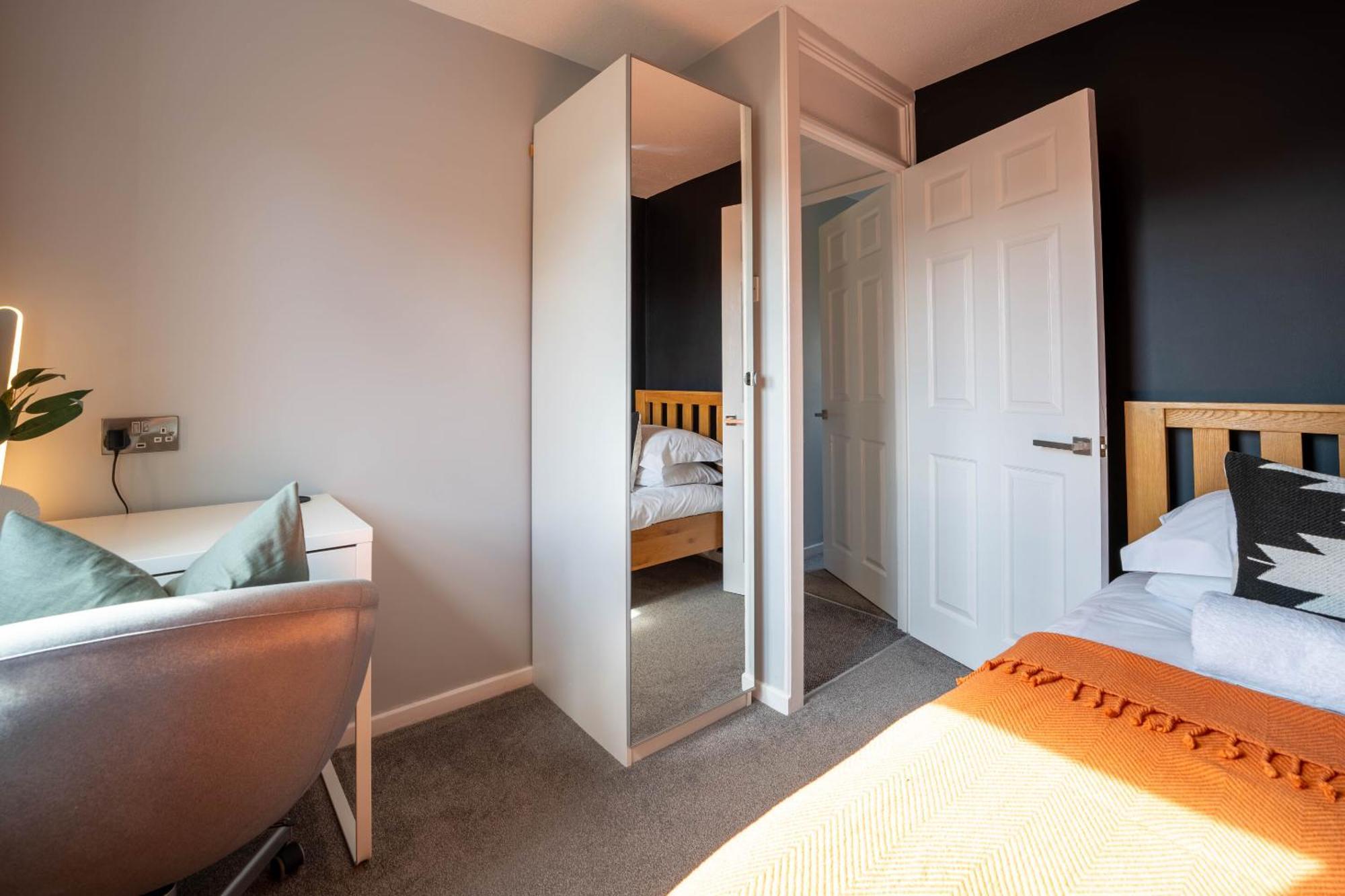Gatwick Place - 4 Bed 2 Bath Self Contained House With Private Garden Horley Exterior foto