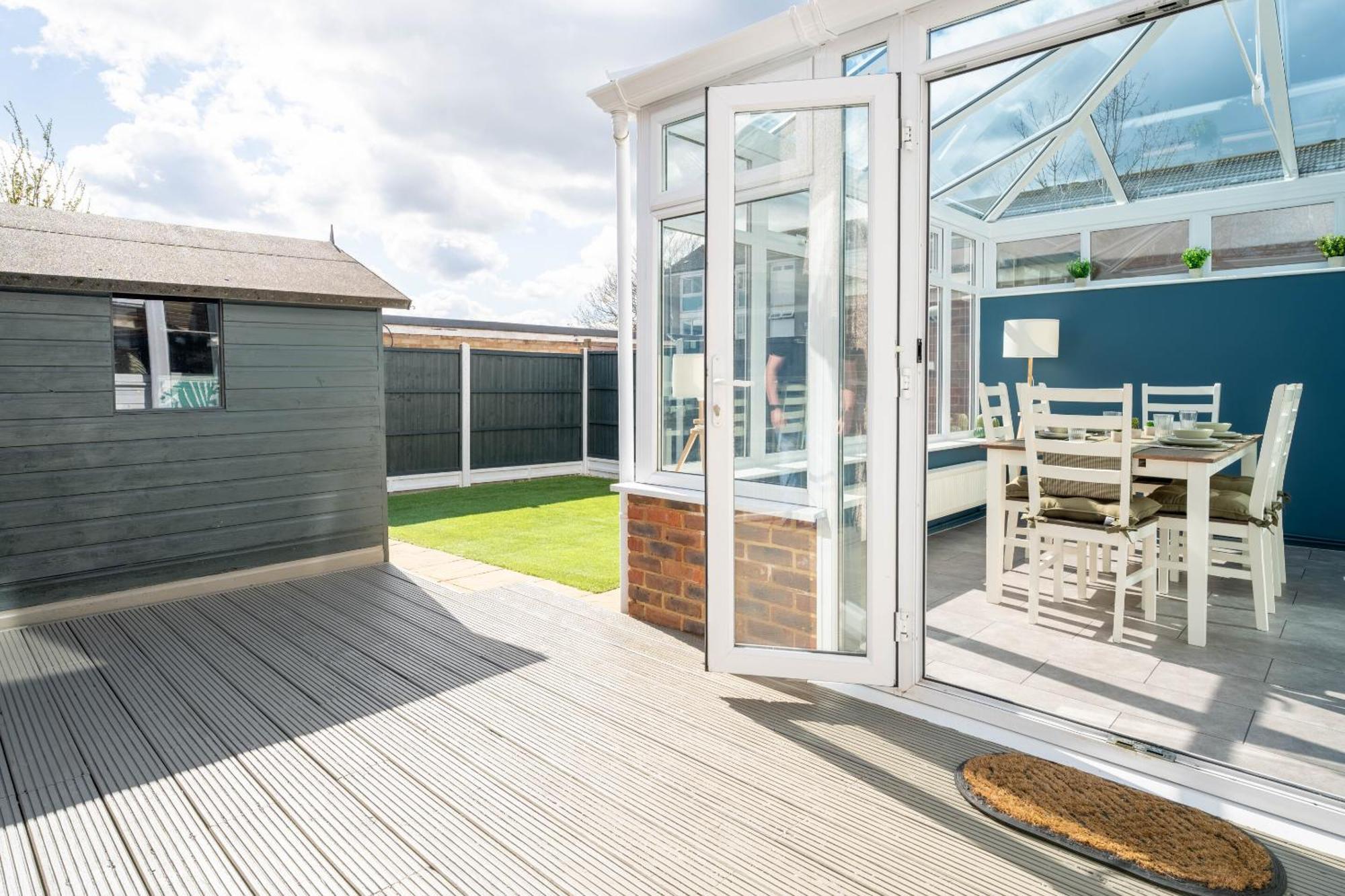 Gatwick Place - 4 Bed 2 Bath Self Contained House With Private Garden Horley Exterior foto