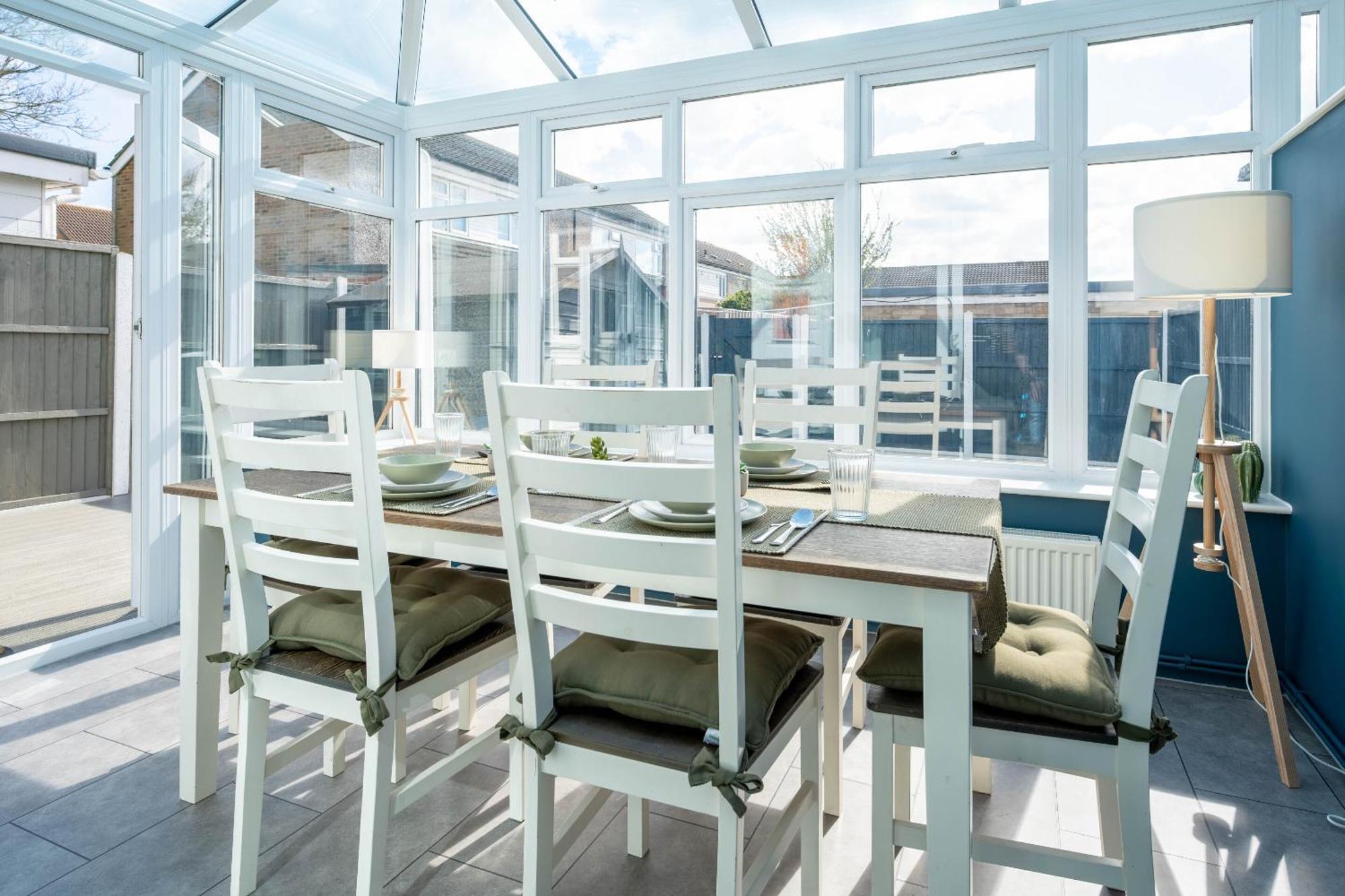 Gatwick Place - 4 Bed 2 Bath Self Contained House With Private Garden Horley Exterior foto